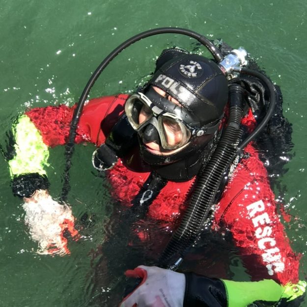 Nucleo Sommozzatori Fotografie sub con respiratore prima di immersione camunia soccorso
