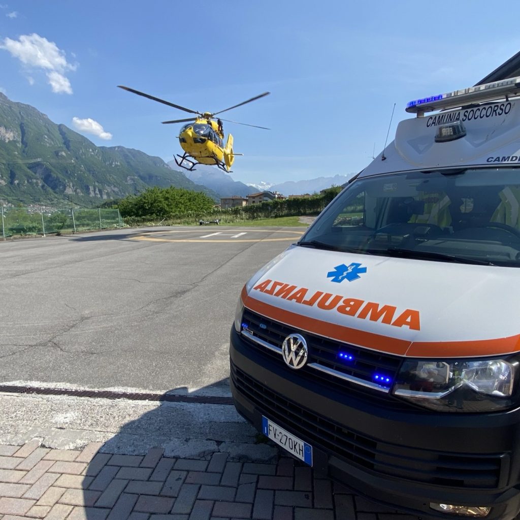 Fotografie gruppo sanitario camunia soccorso rendez vous ambulanza elicottero camunia soccorso